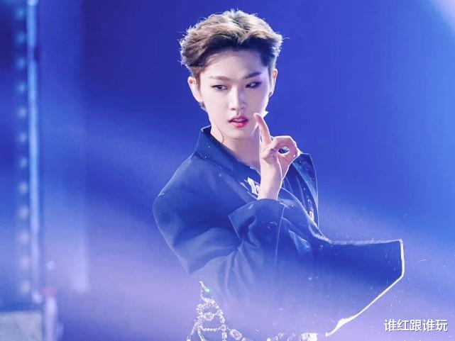 胡烨韬|男爱豆被批娘气后回应：我辛苦赚钱养活自己，这就叫阳刚之气！