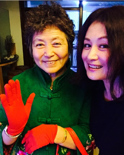 姐姐 于月仙亲妹和几个黑衣壮汉在饭店大吃大喝被拍！网友：这么快过坎了？