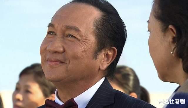 张哲瀚|欧阳佩珊患癌离世4年，丈夫郭锋罕见露面，双鬓斑白精神状态佳