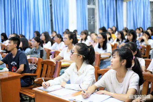 招聘|中小学老师就业“有变化”，学校招聘条件不同往日，师范生更无奈