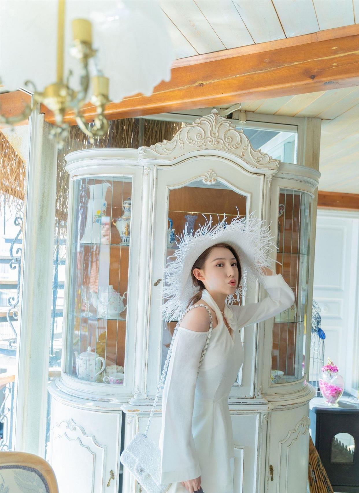 百里守刖 小姐姐身穿白色挂脖连衣裙，露出精致的香肩，时尚又百搭