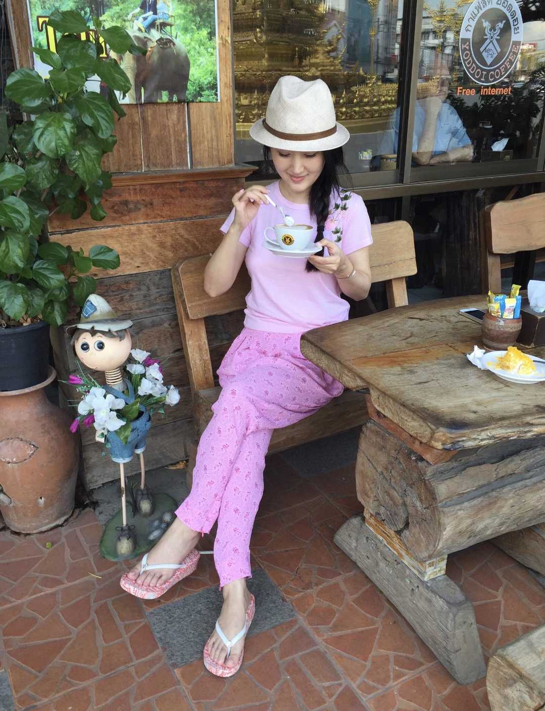 何有强|杨钰莹穿衣真显年轻，粉色衬衫搭配白色牛仔裤，看着不像有50岁了