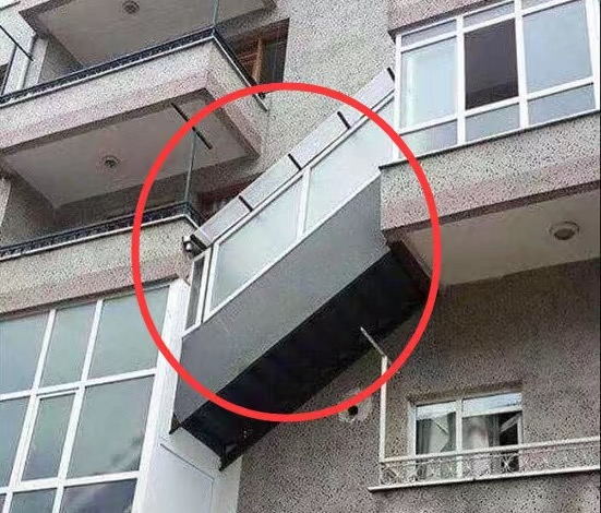 头一次见阳台这么装修,将整个阳台切掉在结构上真没问题么?