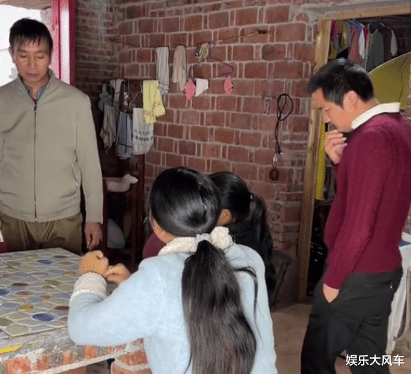 |牛爱芳邻居出面爆料：牛爱芳连夜挖塌房屋，只因屋内太冷不宜过冬