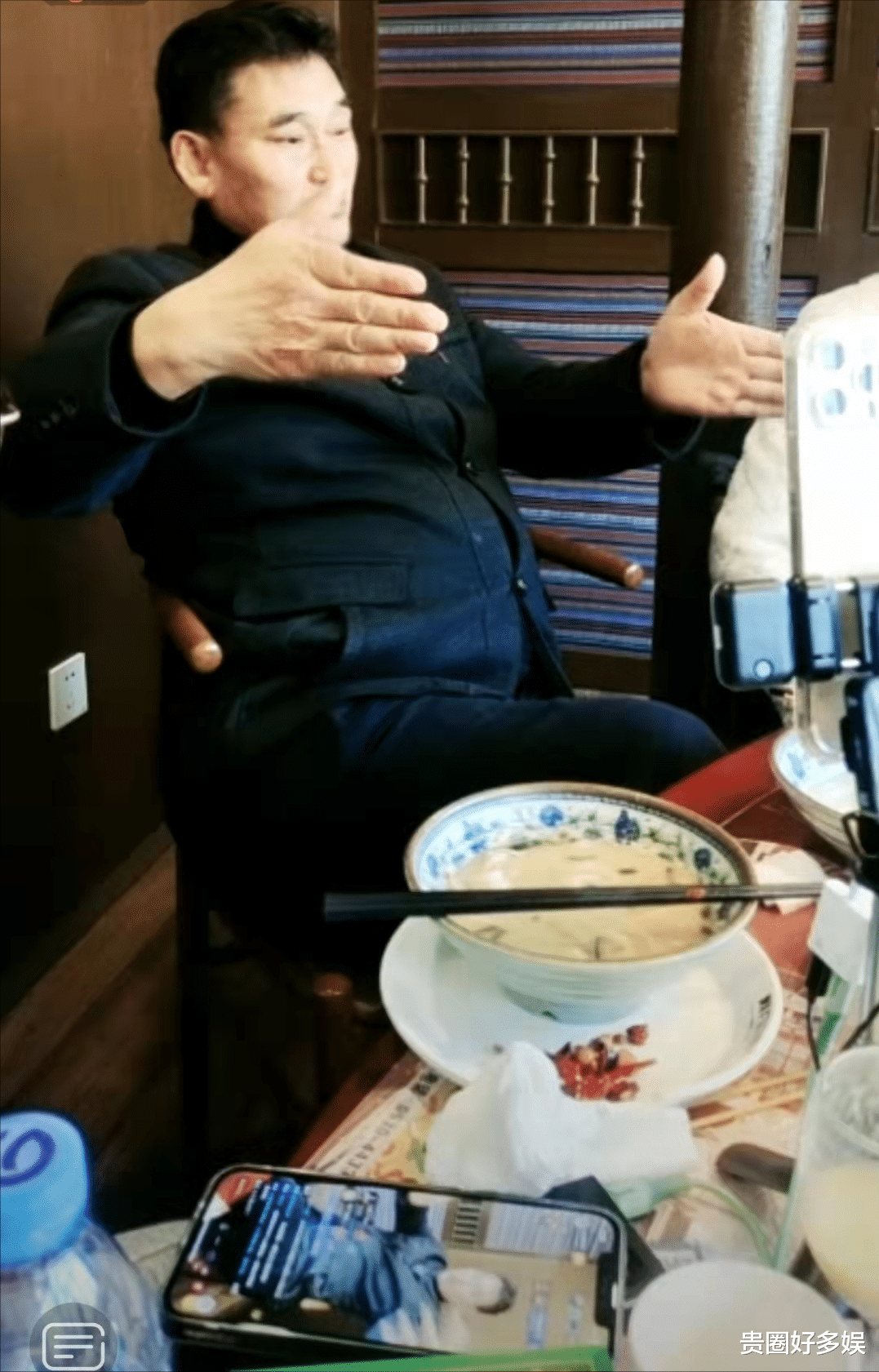 朱之文|“大衣哥”朱之文夫妇直播吃面条，高达十万人观看，完全不受儿媳困扰