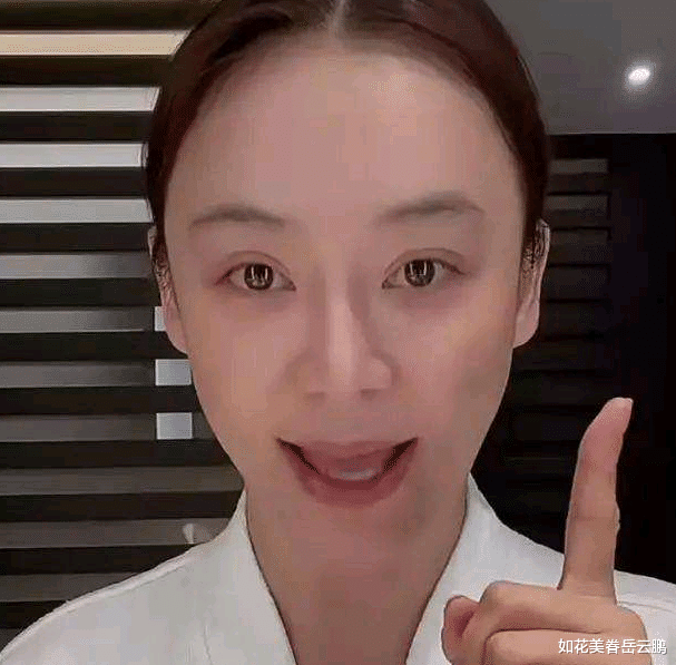 整容|马甲线女王整容变脸，鼻子翘上天，网友：不要靠近整容，会变不幸