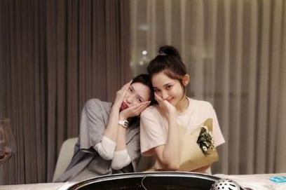 古力娜扎|娜扎晒家庭合照,悼念父亲去世7周年,大5岁姐姐长腿吸睛像明星