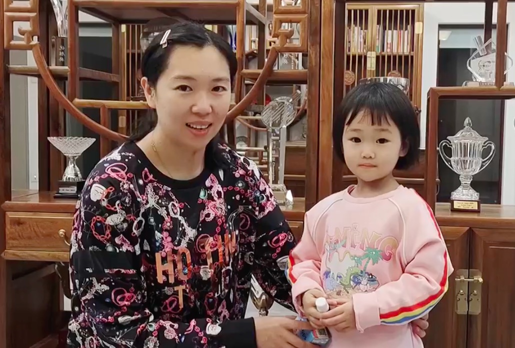 徐云龙|李晓霞面对女儿超温柔！大女儿梦想当奥运冠军，身后多个奖杯抢镜