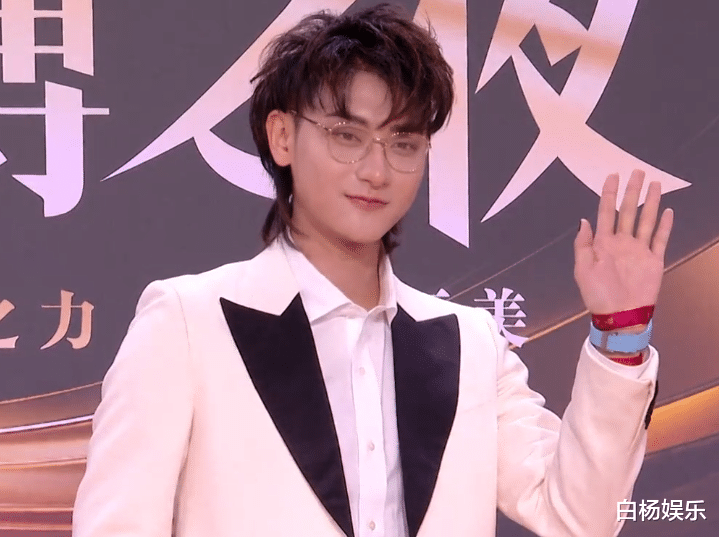 王一博|《微博之夜》红毯生图：王一博挡眼睛，蔡徐坤稚嫩感，肖战绝了！