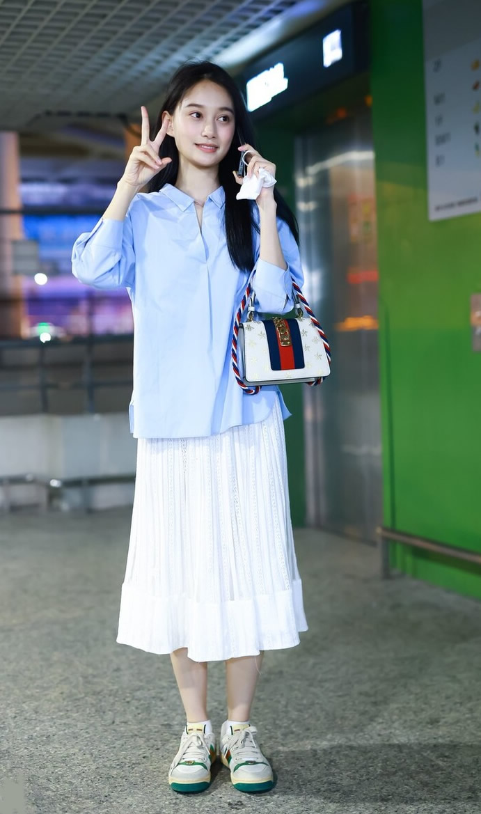 红珊瑚me|长款百褶裙这么穿很美，优雅时尚有气质，张萌有好看示范