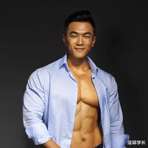 型男|这位戴墨镜的小车司机被扒到了，身材太劲爆了