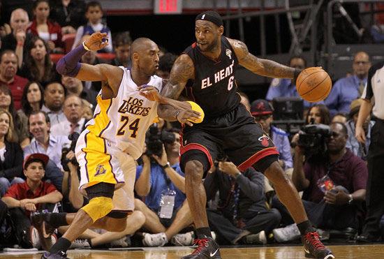 科比·布莱恩特|当年耐克为何选择詹姆斯，放弃科比，终身合同看出两人商业价值！