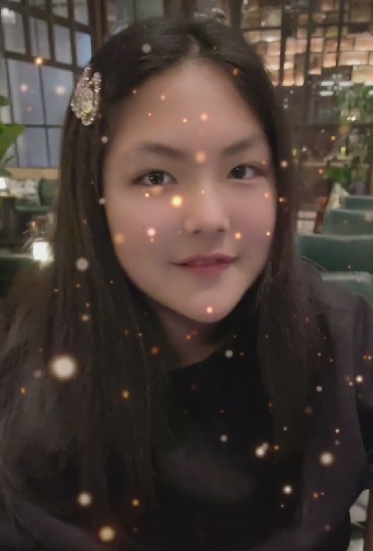 王诗龄|李湘离婚后首次晒女儿，王诗龄模样大变气质提升，下巴尖到不自然