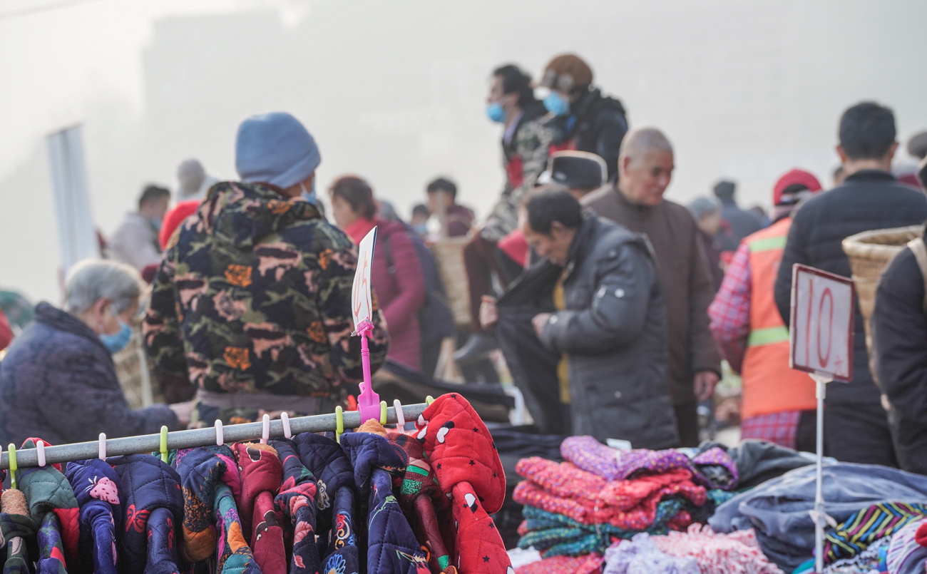 英子随拍 四川达州：大叔牵着火鸡去赶场 腊月里熙熙攘攘真热闹