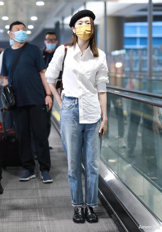 Ainee小屋|童瑶用简单搭配展现气质，衬衫配牛仔裤挺普通，贝雷帽戴出潮流感