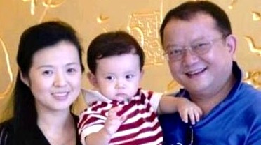 王宝强|72岁王刚陪嫩妻及12岁儿子跑步，一度体力不济，太太露素颜气质动人