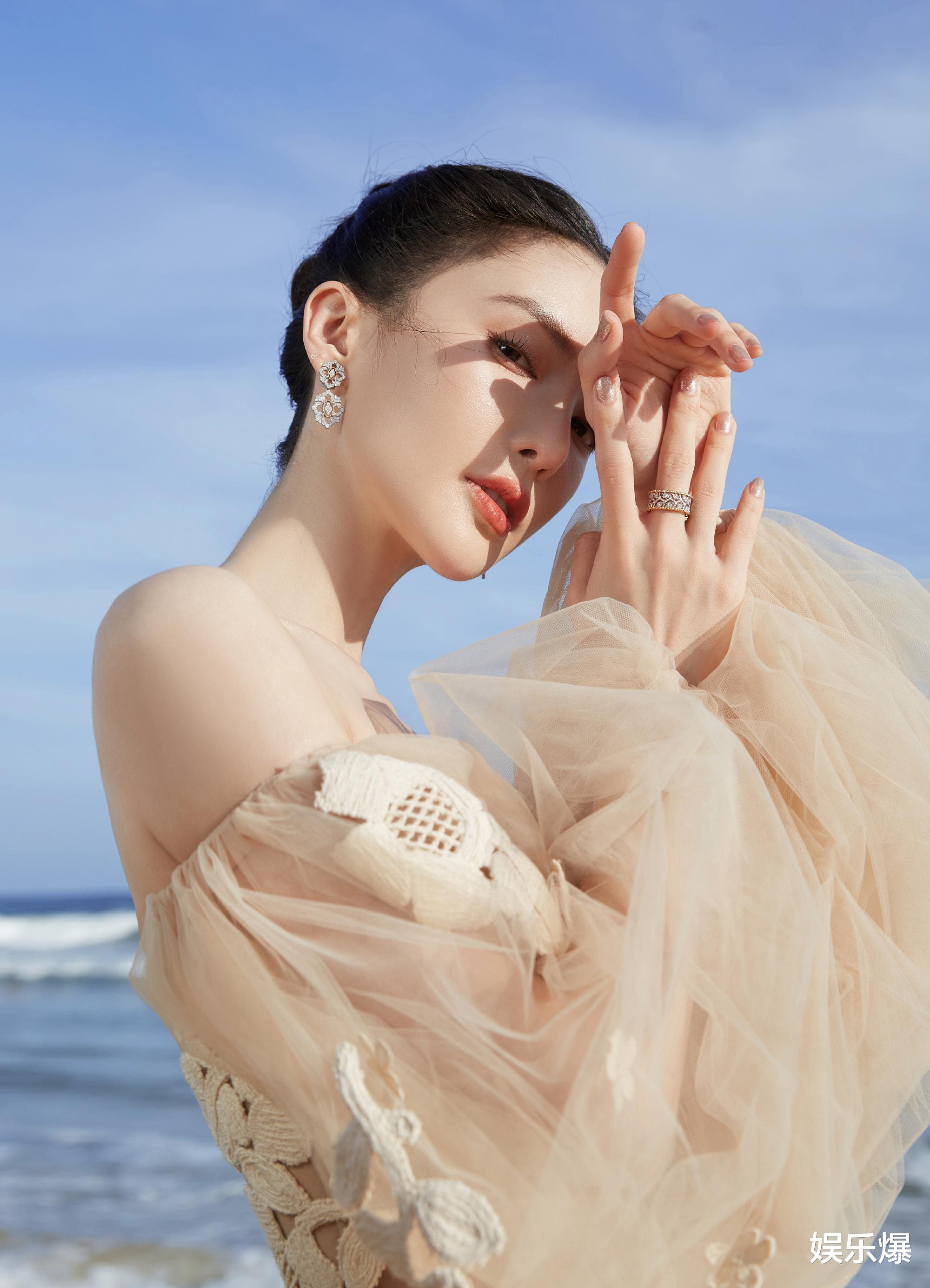 迪丽热巴|GQ盛典明星造型：Angelababy优雅，热巴仙气，周冬雨让人眼前一亮