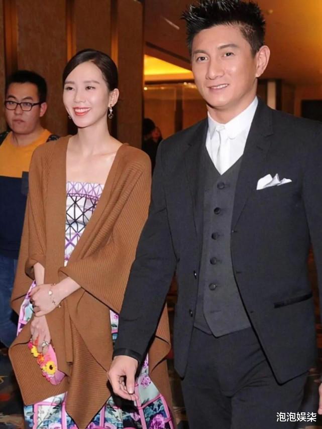 刘诗诗|刘诗诗吴奇隆甜蜜同框！刘诗诗身穿一袭仙女裙搭水晶鞋，贵气十足