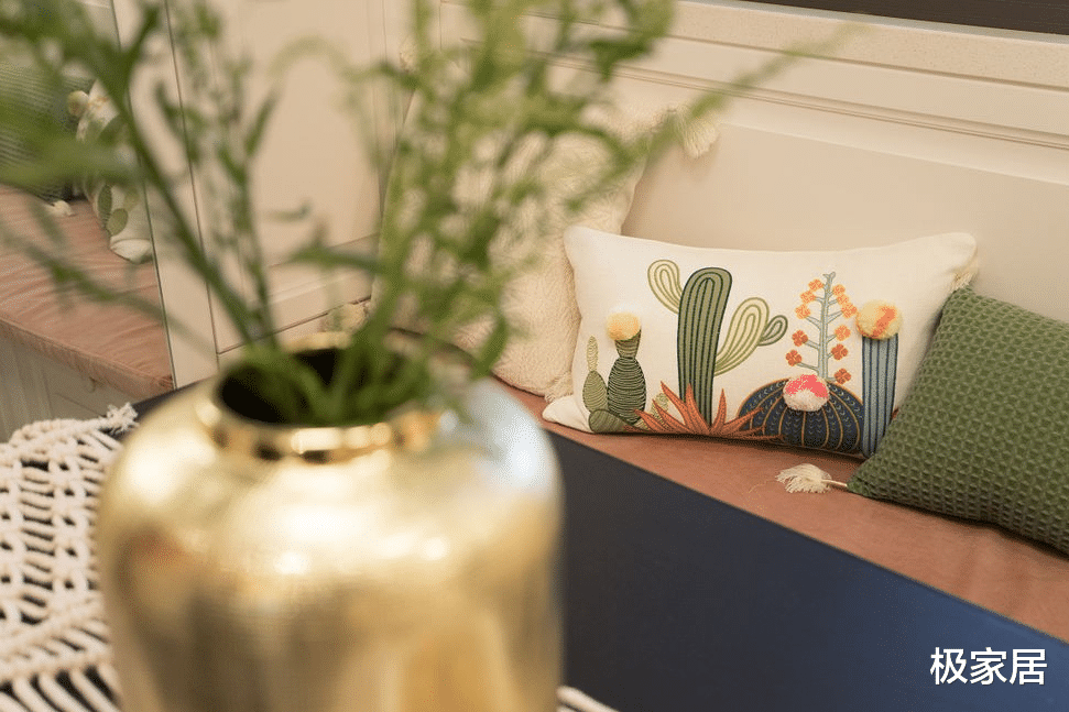 100平混搭三居室，用色彩做空间的主角，凸显活泼和浪漫