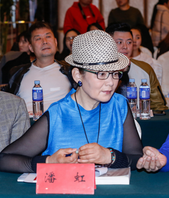 闲鱼有话说|潘虹太会保养了,被怼脸拍皮肤也好细腻,穿蓝色连衣裙衬得更年轻