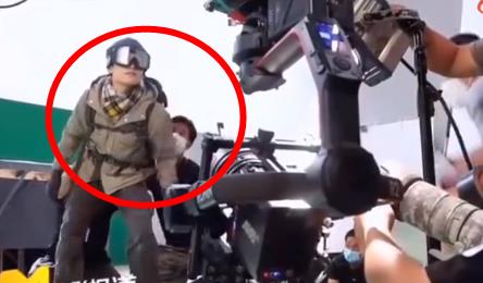 易烊千玺|易烊千玺腿伤没好，导演称拍完需要揉腿，蹦跳要工作人员帮忙