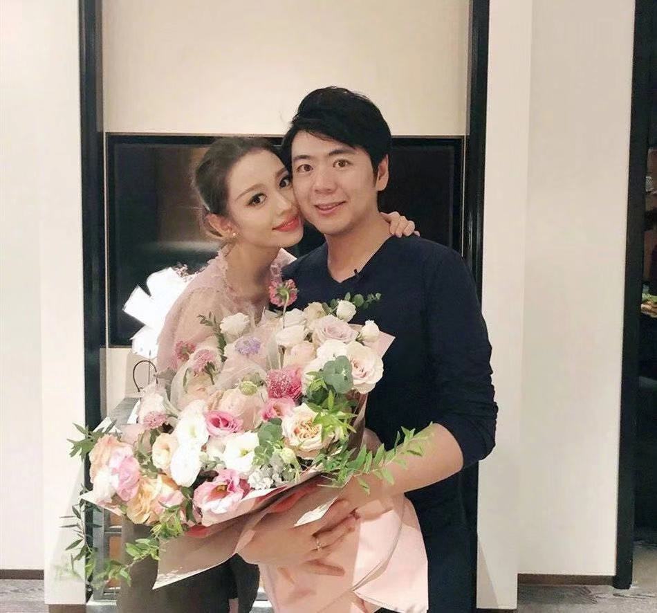 吉娜·爱丽丝|郎朗一家参加聚会！吉娜扎高马尾发际线秃得厉害，被婆婆大长发抢风头了