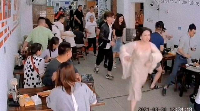 到处踅摸 事发福建，一名女服务员不小心绊倒，餐馆所有顾客就上演集体跑单