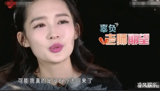 李沁|李沁穿方领长裙录综艺，下车时用手捂住领口引争议，网友：多此一举