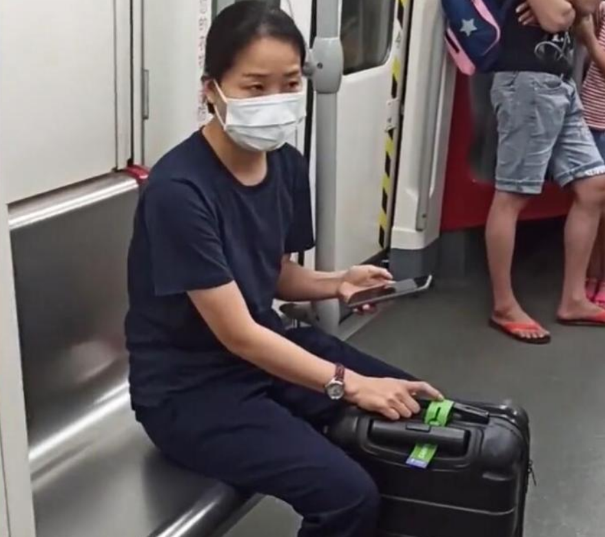 鱼塘 广东一男子坐地铁打滑，不慎碰到邻座大妈，大妈：你想占我便宜？