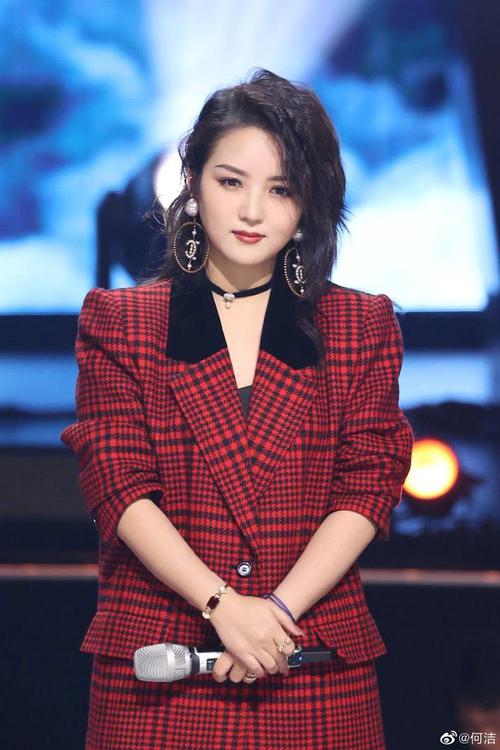 舜网 何洁晒三胎女儿正脸照 眼睛大如葡萄小脸肉嘟嘟