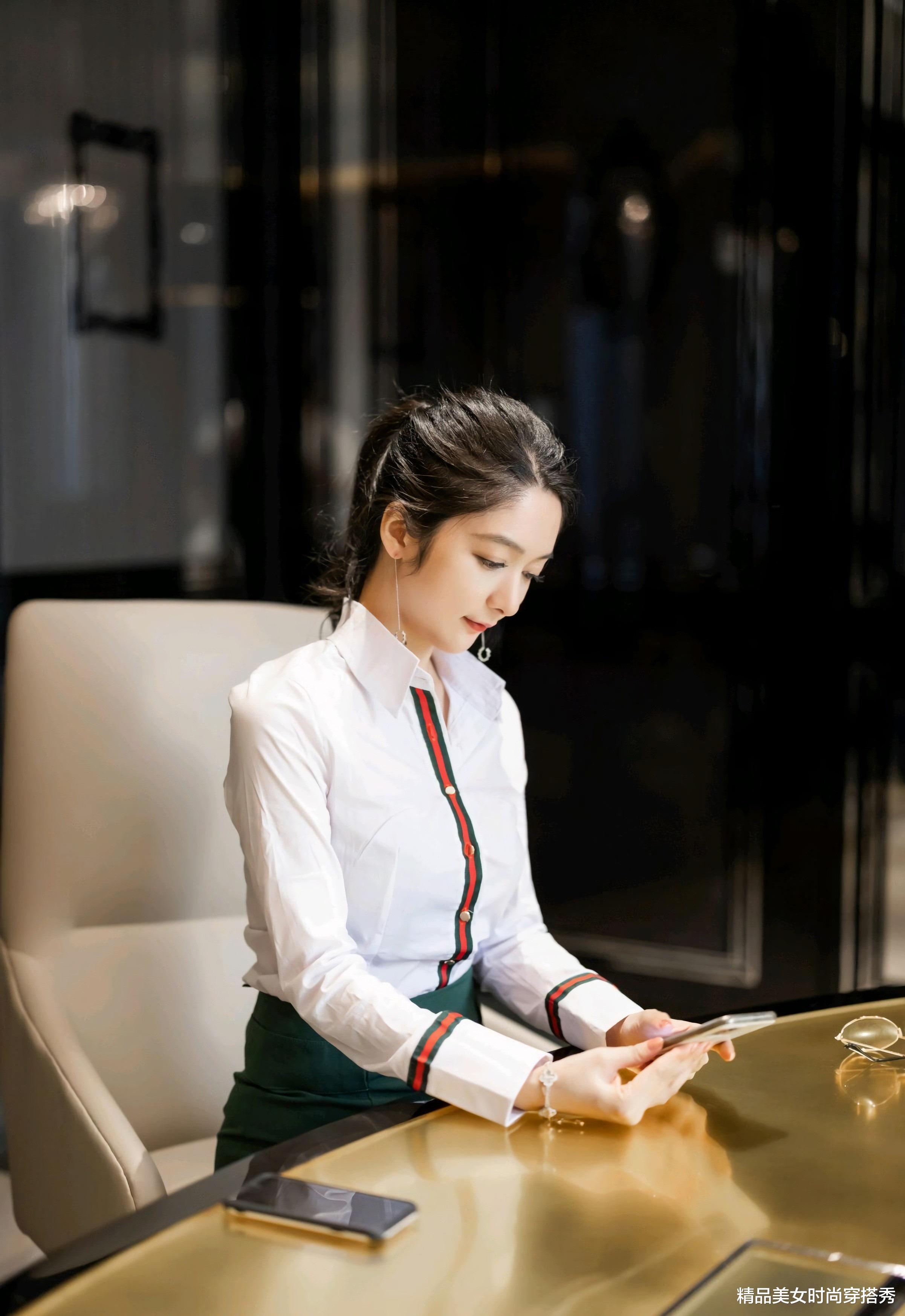 属狗|美女白衬衫搭配绿色包臀裙个性十足，脚上一双绿色高跟鞋魅力无限