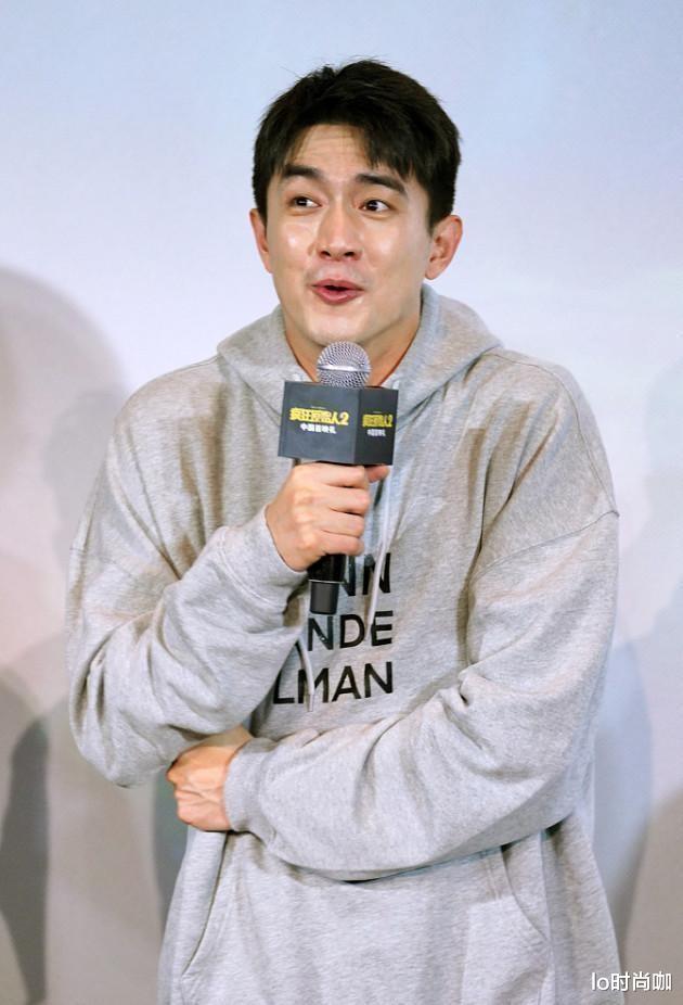 林更新|林更新生图“真实过头”了，穿卫衣简单帅气，就是看着有点“油”