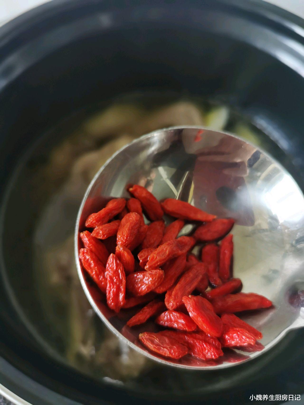 板栗|贫血最怕喝“这汤”，简单炖一炖，气血双补，脸色光泽红润！