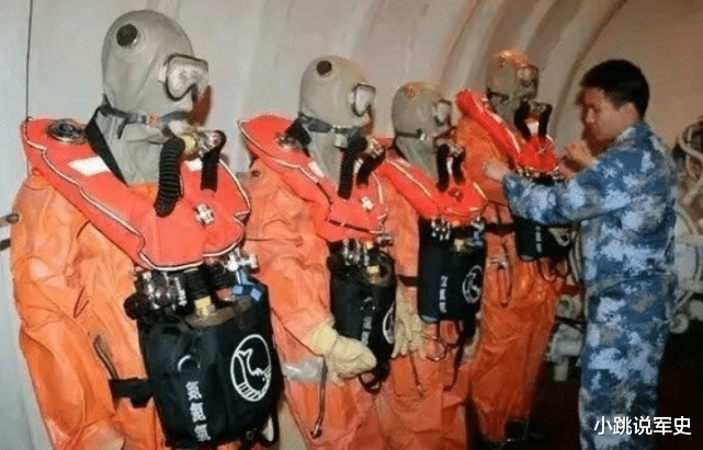 潜艇兵|潜艇兵上厕所时，为啥脖子上总挂块铜牌？德军的遭遇让人不敢忘