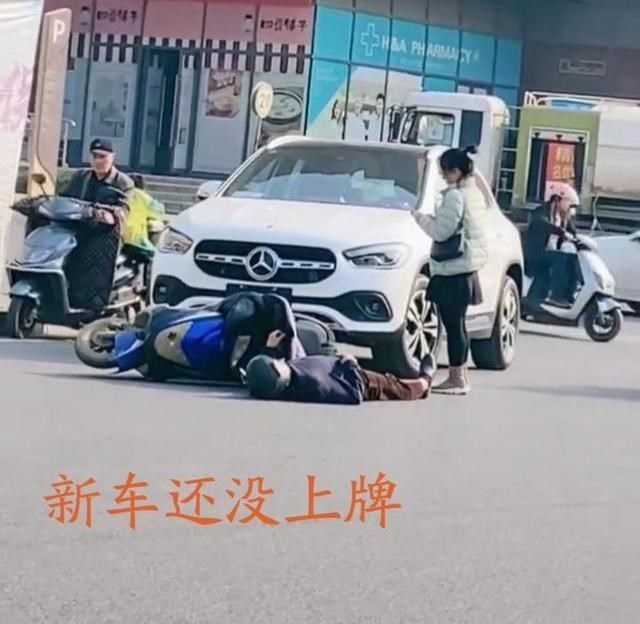 江西:女子喜提豪车上路不久撞倒老人,下车后一脸焦急:这是新车