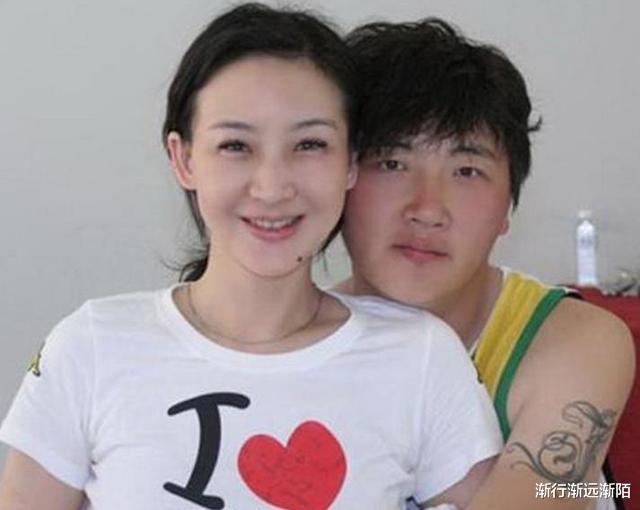 买红妹|她凭借小品一夜成名，与老公认识三天就领证，如今50岁孤身一人