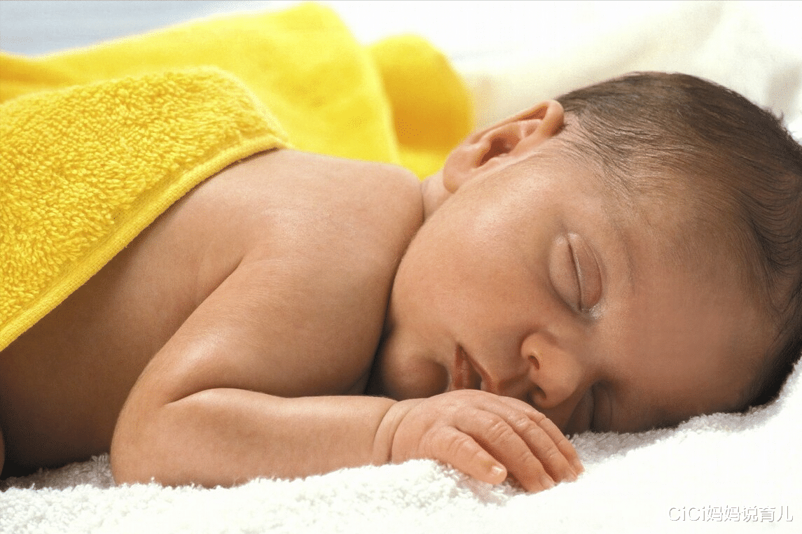 CiCi妈妈说育儿|新生儿出生时为啥只睁一只眼?与家庭富贵有关系?真相爸妈要知道
