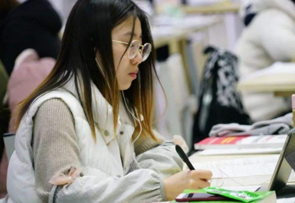 考研|“抱歉,我们只看第一学历”,985硕士面试被拒,考研无用了?