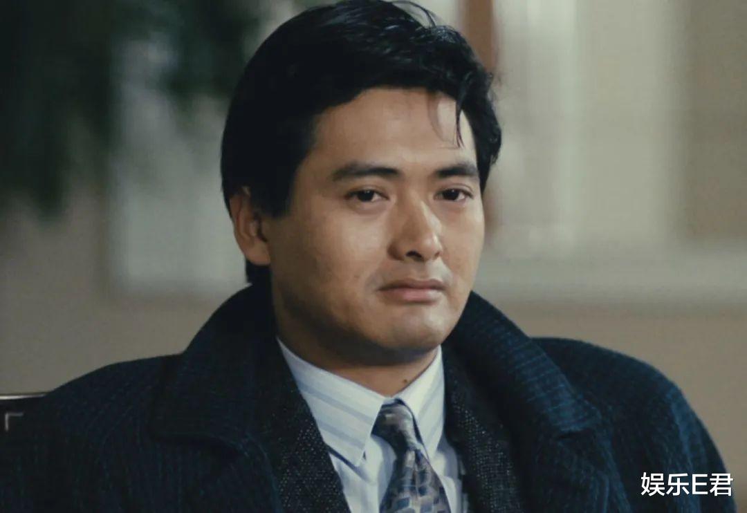 周润发|66岁周润发一人吃牛肉面，表现低调接地气，身家数十亿仍省吃俭用