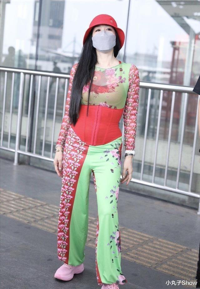 钟丽缇|51岁钟丽缇走机场真会作妖，内衣外搭变油腻大妈，眼角暴露年龄感