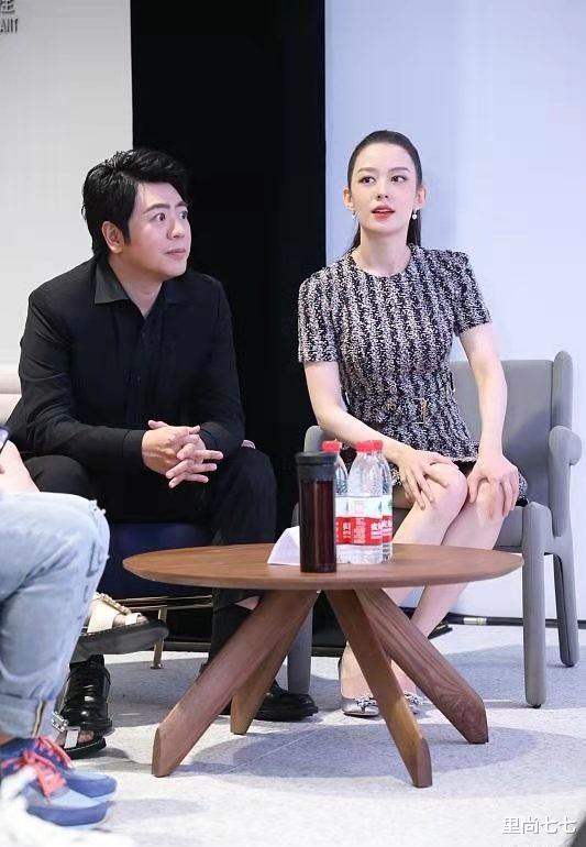 欧阳娜娜|吉娜生娃后变壮实，穿中国红旗袍在婆家捞金，面相和老公越来越像