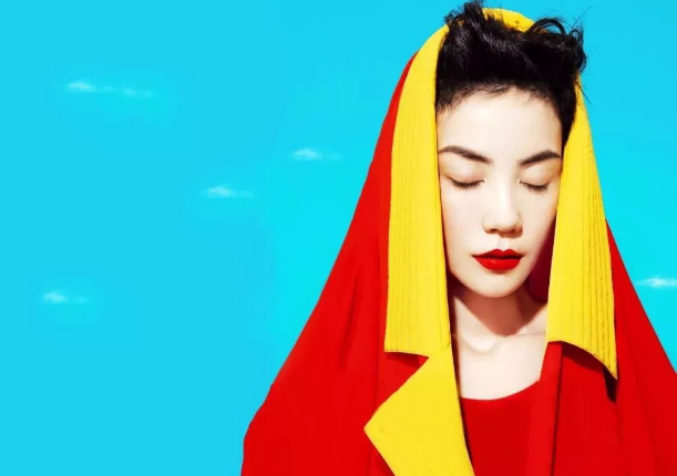 王嘉尔|52岁王菲穿低领裙拍广告！脖子戴超大金属项圈，身段完美皮肤白嫩