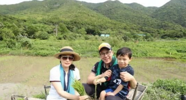 郭晶晶|郭晶晶“盛装出席”儿子家长会，网友点赞：孩子的自信是家长给的