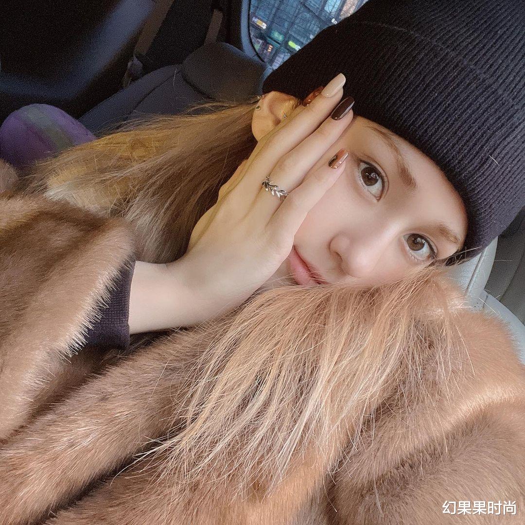 幻果果时尚|秋冬时髦公式!女孩毛帽戴法+穿搭法则,轻松塑造小脸造型!