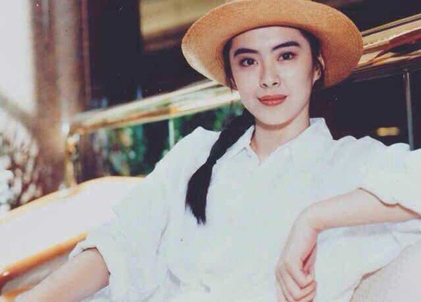 王祖贤|55岁王祖贤拜佛被拍，皮肤白皙紧致，扎高马尾宛若少女