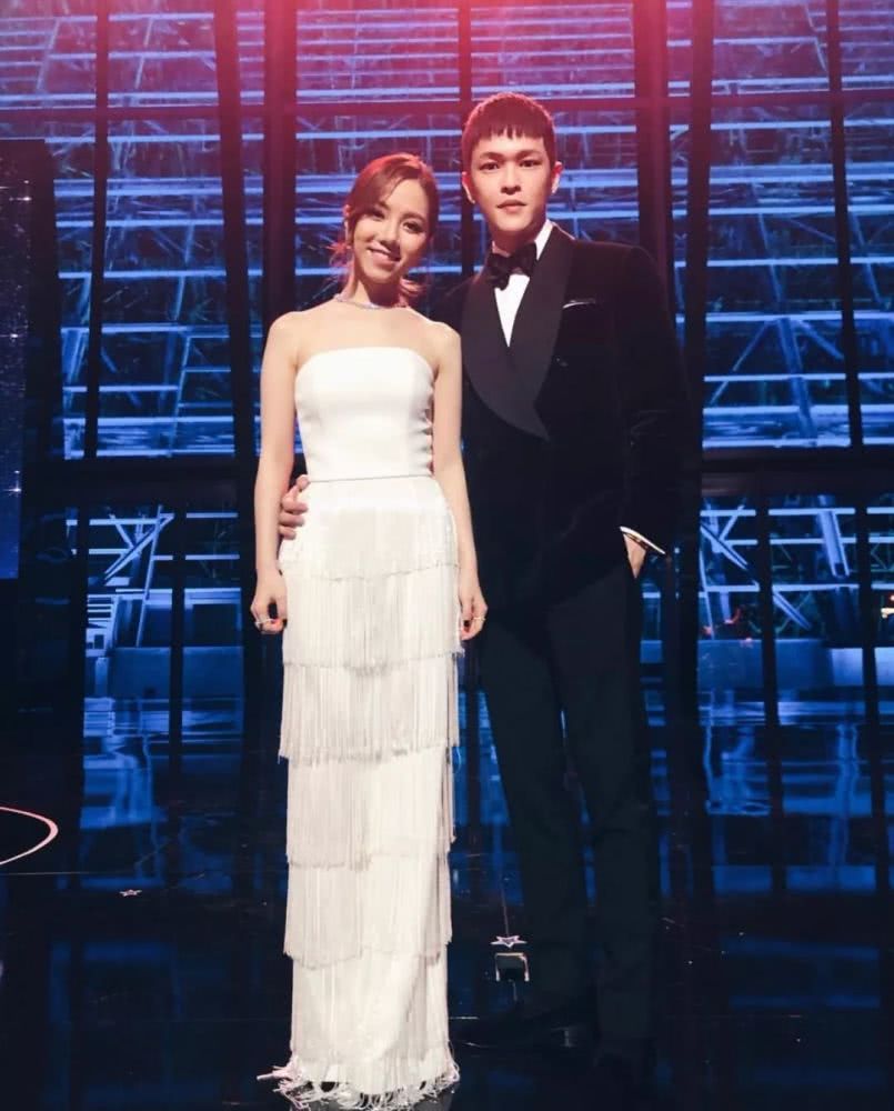 蒋欣|这些女星走红毯似在上演闹剧！看脸无可挑剔，秀身材，自曝缺点