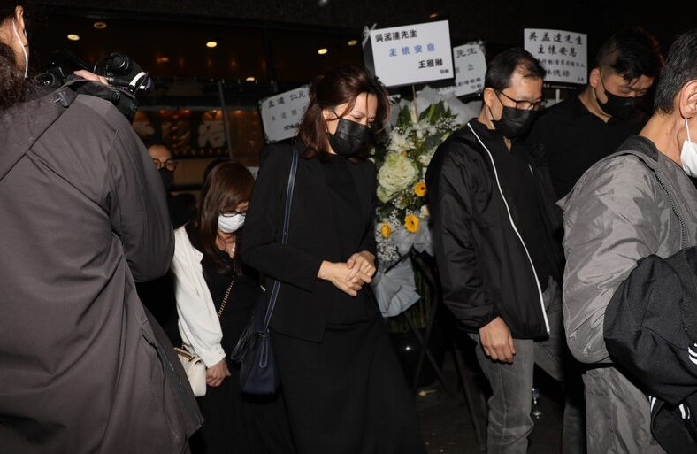 张柏芝|吴孟达太太打点灵堂直至夜深才离开，双眼红肿憔悴，累到无力睁开