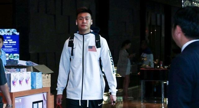 嘟小薯 广东当家球星被罚5万！当面辱骂裁判禁赛一场，球迷：风格太像杜锋