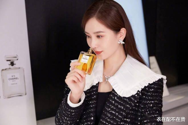 |刘诗诗不止气质好，学小姑娘穿娃娃领也“有模有样”，优雅显年轻