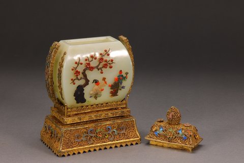 |清代: 【乾隆年制】和田玉银鎏金花丝烧蓝嵌百宝双耳盖瓶